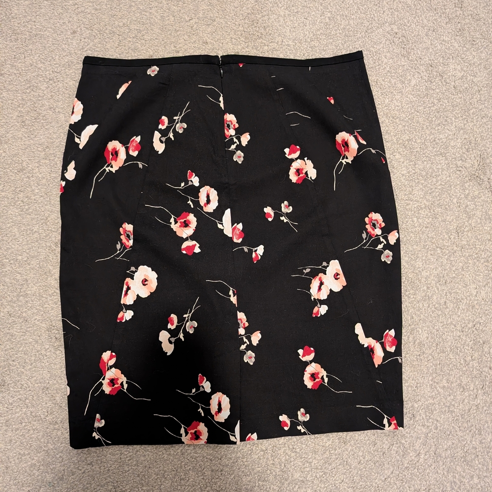 White House Black Market Black Floral Pencil Skirt - Picture 2 of 6